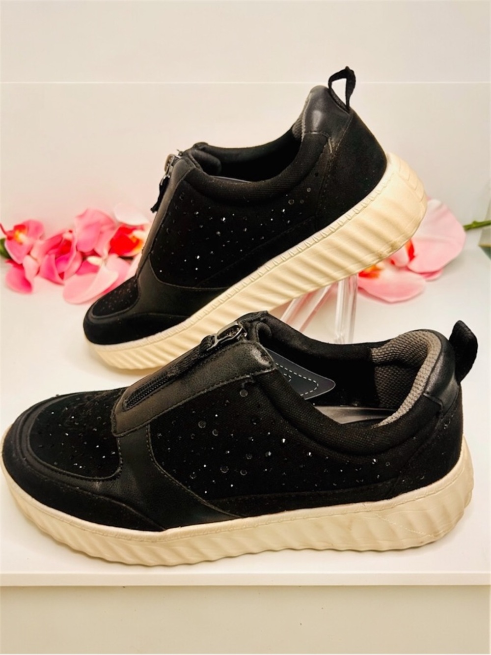 LifeStride Bzees Women’s Winner Rhinestone Zip Sneakers Black Size 8